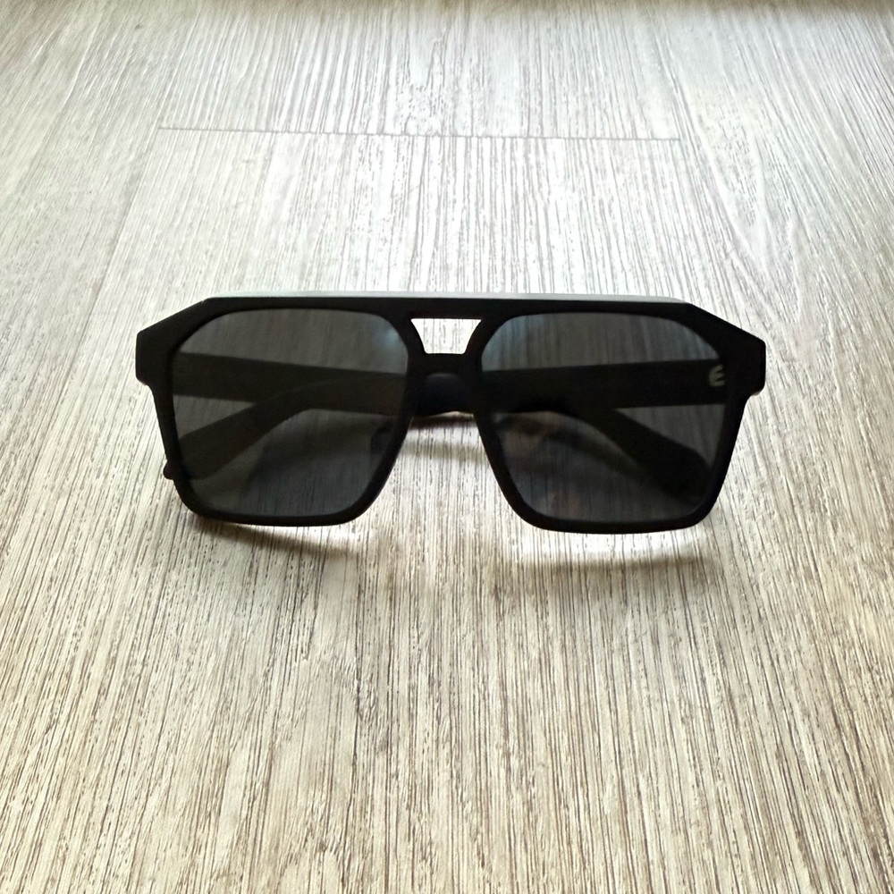 quay australia soundcheck matte black polarized vintage retro aviator sunglasses